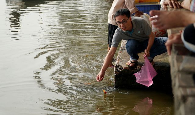 Người[-]thả[-]cá,[-]người[-]chờ[-]sẵn...[-]chích[-]điện[-]vợt[-]cá!